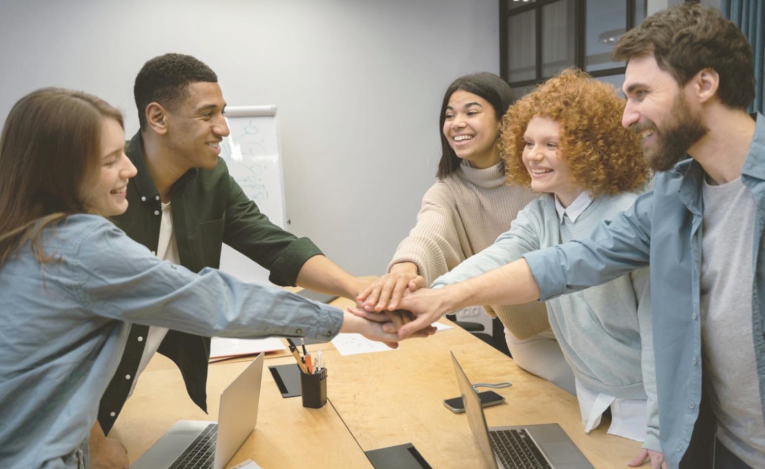 Studente durante pratica guidata di nail art con supervisione