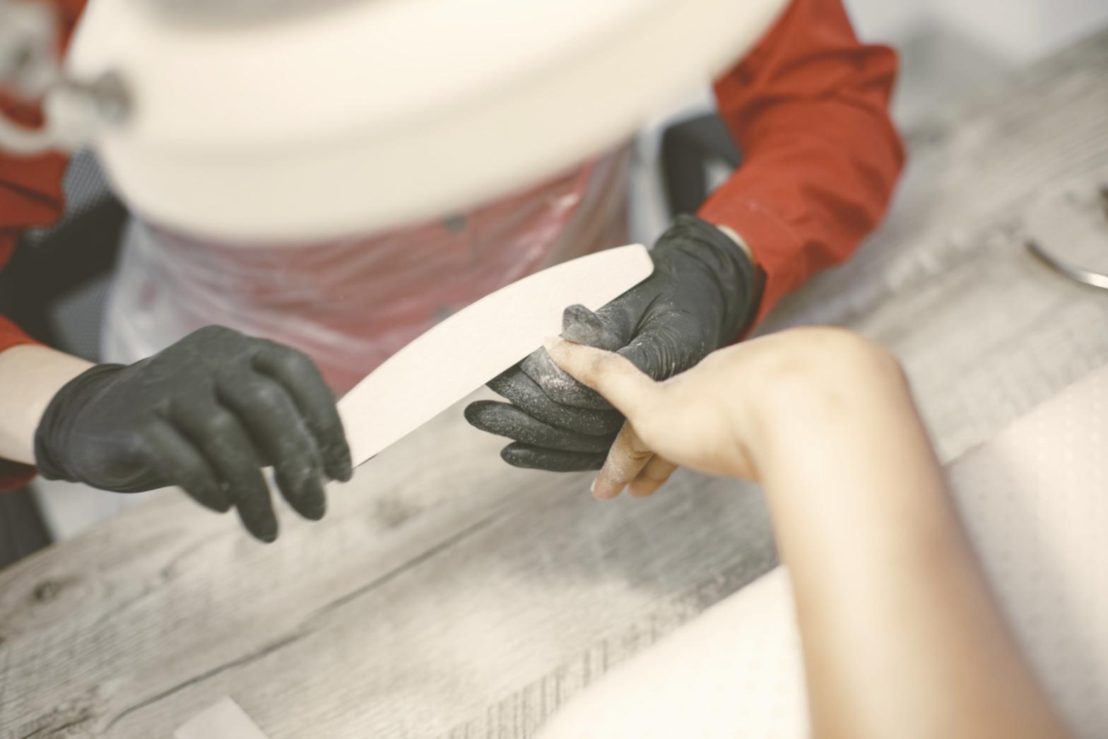 Applicazione precisa di smalto gel con pennello professionale