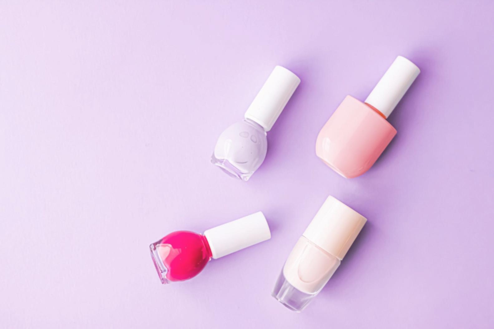 Strumenti professionali per la cura delle unghie disposti su un tavolo pulito